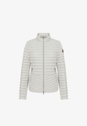 Svetlo siva puhovka z zadrgo na sprednji strani, stoječim ovratnikom, horizontalnim kviltanim dizajnom in dvema stranskima žepoma z zadrgo. Ima logotip na rokavu.