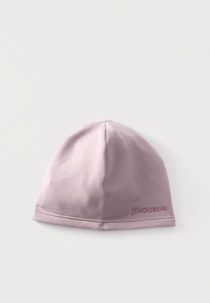 Bonnet beanie en tissu doux rose clair avec le logo "Houdini" brodé près du bord inférieur sur un fond clair uni.