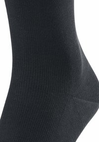 Calzino a coste di colore grigio scuro, realizzato in un materiale morbido, con una texture liscia e uniforme e un tallone rinforzato per una maggiore durata.