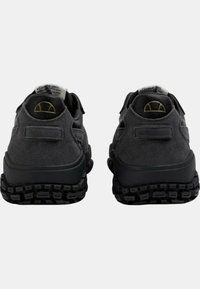Sneaker nere con una toma superiore in tessuto testurizzato, dotate di una robusta suola e tacco in gomma nera e un pratico linguetta sul tallone. Branding minimale sul retro.