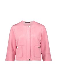 Veste en suede rose avec un col rond, des manches courtes, deux poches avant et des boutons-pression en métal. Texture lisse.
