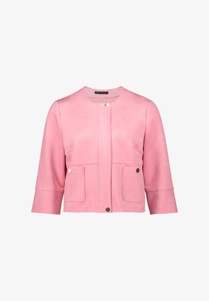Veste en suede rose avec un col rond, des manches courtes, deux poches avant et des boutons-pression en métal. Texture lisse.