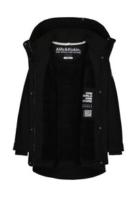 Černá veganská bunda s prošívanou podšívkou, dvěma bočními kapsami, žebrovanými manžetami a zlatými kovovými akcenty. Na viditelných štítcích se nachází značka a QR kód.