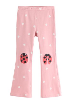 Rosa barnebukser med hvite prikker og marihønepatcher på knærne, med en flared ben-design.