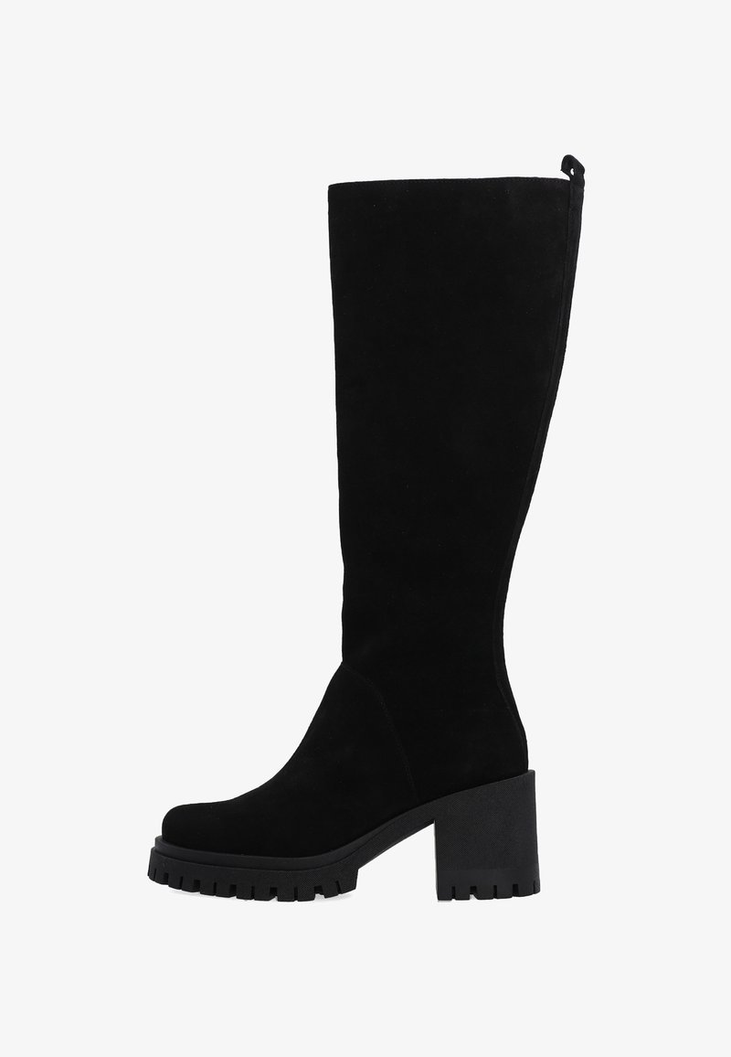 Knöchelhohe schwarze Wildlederstiefel mit einem klobigen Blockabsatz, strukturierten Oberflächen und einem seitlichen Reißverschluss für ein einfaches An- und Ausziehen.