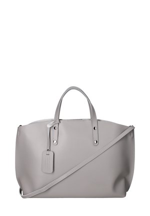 Grijze leren tote bag met twee korte handvatten, een afneembare schouderband en een hangtag. Heeft een gladde textuur en een minimalistisch ontwerp.
