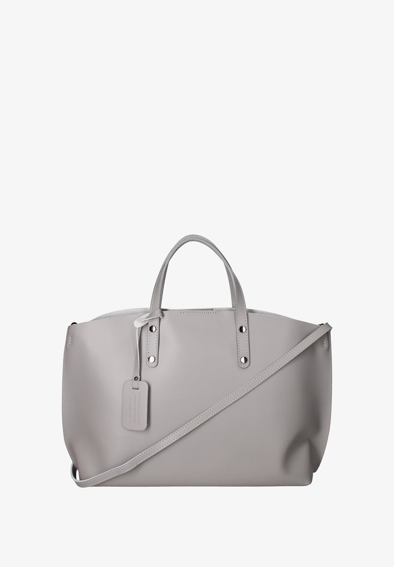 Grijze leren tote bag met twee korte handvatten, een afneembare schouderband en een hangtag. Heeft een gladde textuur en een minimalistisch ontwerp.