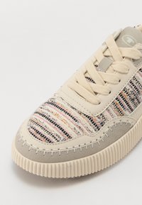 Veterschoenen met een meerkleurige geweven stoffen bovenkant, beige leren accenten en een gestructureerde rubberen zool. Kenmerkt contraststikseldetails.