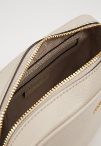 MICHAEL Michael Kors JET CAMERA - Mala a tiracolo - light sand