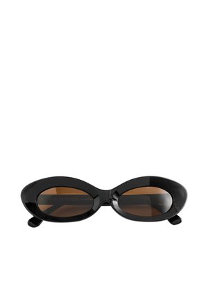 Gafas de sol ovaladas negras con montura gruesa y lentes tintadas de color marrón, exhibidas sobre un fondo blanco.