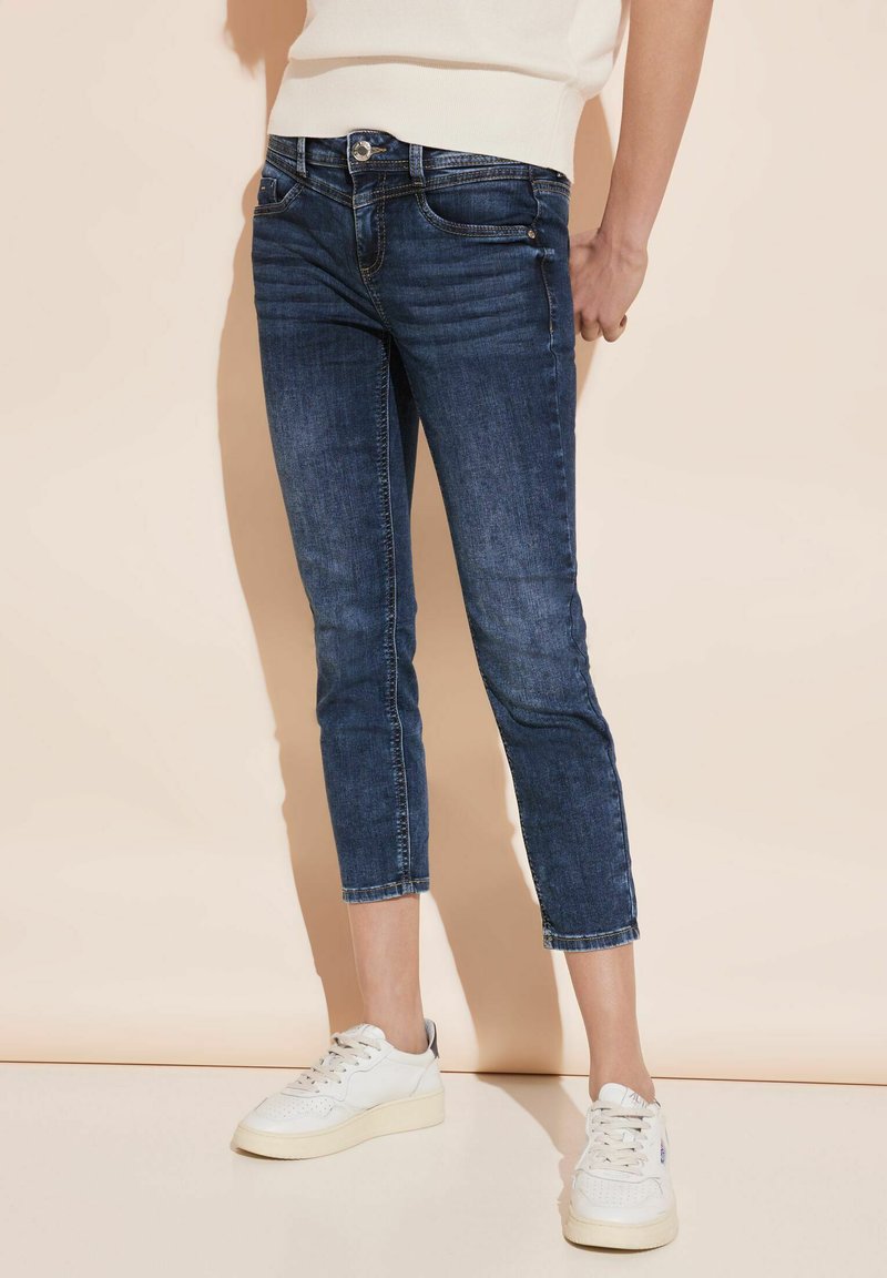 Leaf is our 5-pocket slim fit jeans with a flared leg. This one is made of pure organic cotton denim with a mid-blue salt 'n pepper wash (created with eco-friendly methods!). 100