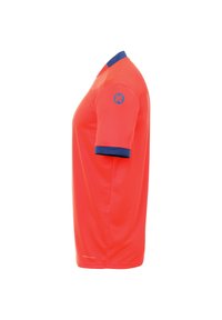 Rotes Sportshirt mit kurzen Ärmeln, blauer Kragen, Logo auf dem linken Ärmel, aus feuchtigkeitsableitendem Material, glatte Textur.