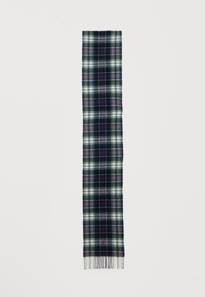 Long foulard rectangulaire avec un motif à carreaux vert foncé, blanc et rouge et des extrémités à franges sur un fond uni.