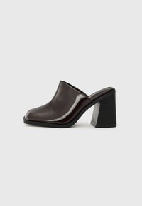 Donker bordeaux leren mules met een vierkante neus, glanzende afwerking en een chunky, gestructureerde zwarte hoge hak. Eenvoudig ontwerp, instapstijl.