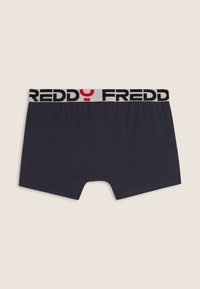 Pantaloncini da boxer blu scuro con una morbida cintura elastica che presenta la scritta "FREDDY" in lettere nere e rosse. Tessuto liscio e design aderente.