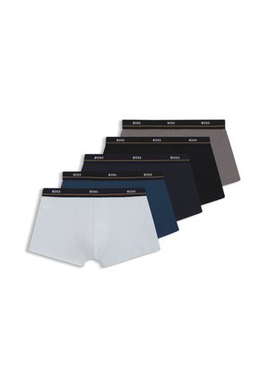 Cinq paires de boxers pour hommes de différentes couleurs : bleu clair, bleu foncé, marine, noir et gris. Chacune présente une ceinture noire avec la marque "BOSS".