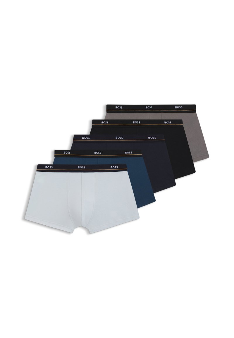 Cinq paires de boxers pour hommes de différentes couleurs : bleu clair, bleu foncé, marine, noir et gris. Chacune présente une ceinture noire avec la marque "BOSS".