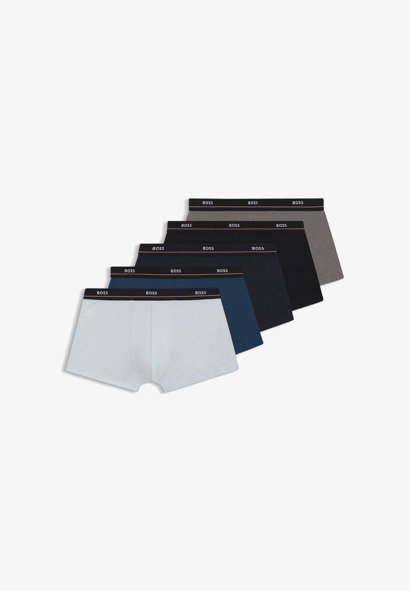Cinco pares de boxers masculinos em várias cores: azul claro, azul escuro, azul marinho, preto e cinza. Cada um apresenta uma cintura preta com a marca "BOSS".
