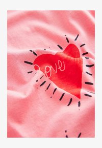 Unselected, pink heart