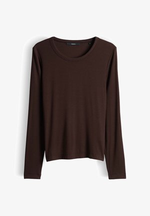 Chemise marron à manches longues avec une texture côtelée, un col rond et une silhouette courte. Ne comporte aucune fermeture ni ornement visible.