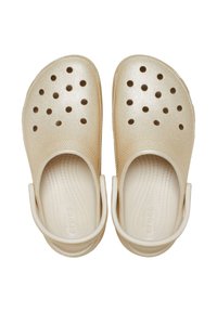 Beige glinsterige klompen met een ronde neus, meerdere ventilatiegaten en een achterband voor een veilige pasvorm. Geprofileerde inlegzool voor comfort.