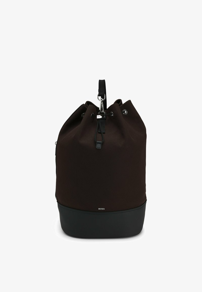 Sac seau noir à cordon avec base en cuir, ferrures argentées et une poignée supérieure, marqué du logo "BOSS" à l'avant.