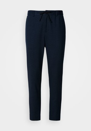 Pantaloni blu navy realizzati in un tessuto morbido e leggero. Presentano una vita con coulisse, gambe affusolate e una texture liscia.