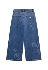 Jeans larghi in denim blu con grandi loghi stampati, design a cinque tasche e vita classica con etichetta sul retro.