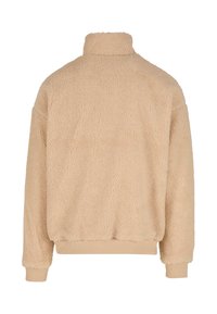 Pulover bej din fleece cu guler înalt, suprafață texturată și mansete din rib. Design simplu, croială lejeră și fără închideri vizibile.