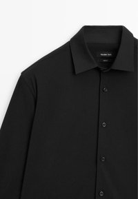 Schwarz langärmliges Hemd mit spitzem Kragen, Vorderknöpfen und einem glatten, strukturierten Stoff; Etikett lautet "Massimo Dutti."