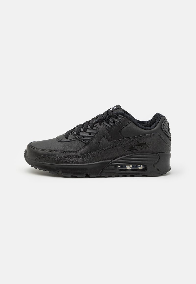 Schwarze Nike Air Max 90 Sneakers verfügen über ein glattes Obermaterial aus Leder, strukturierte Akzente und eine sichtbare Luftpolsterung in der Zwischensohle.