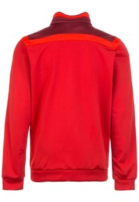 Rode sportieve jas met een hoge kraag, contrasterende wijnrode en oranje accenten op de schouders, geribde mouwen en een elastische zoom. Soepele textuur.