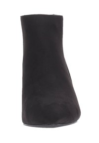Stivaletto in suede nero con punta rotonda e tomaia liscia, mostrato da un prospettiva frontale su uno sfondo bianco.