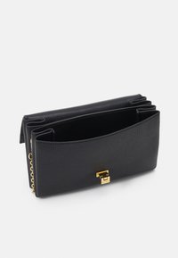 Portefeuille en cuir noir avec une finition texturée, doté d'un fermoir en or et d'un accent en chaîne. Le design comprend plusieurs compartiments pour l'organisation.