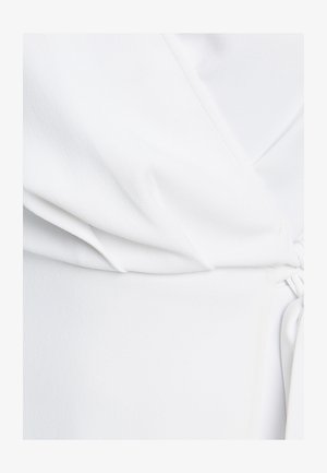 Biała, teksturowana tkanina z marszczonym wzorem i detalem w postaci węzła po jednej stronie. Gładka powierzchnia z delikatnym połyskiem i zwisającym wyglądem.