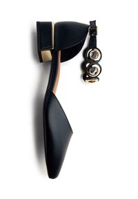 Chaussure basse en cuir noir à talon bas avec un bout pointu, dotée d'une finition dorée et d'une boucle décorative. Sangle texturée avec des découpes circulaires.