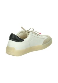 Weiße Ledersneaker mit einer beigefarbenen Rauhleder-Zehenkappe, schwarzem Fersenakzent, neutralen Schnürsenkeln und einer transparenten Gummisohle.