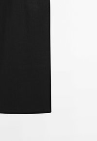 Gonna a matita nera realizzata in tessuto morbido, con una silhouette dritta e un orlo appena sopra il ginocchio. Design minimalista, senza motivi visibili.