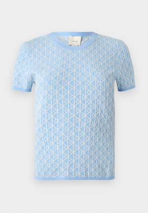 Pull court à manches courtes bleu clair avec un motif géométrique texturé en blanc. Doté d'un col rond et de poignets côtelés.