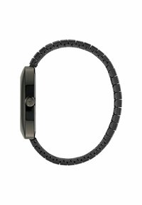 Must mustra, et on musta värvi nutikell, millel on ristkülikukujuline korpus, sile pind, külg nupp ja paindlik metalllink rihm, mis näitab sujuvat ja kaasaegset disaini.