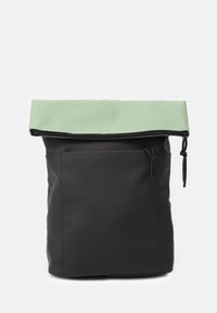 Svart vattentät ryggsäck med en rullad mintgrön topp, framzipperstängning och justerbar dragsnodd. Slät yta med stilren design.