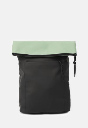 Svart vattentät ryggsäck med en rullad mintgrön topp, framzipperstängning och justerbar dragsnodd. Slät yta med stilren design.