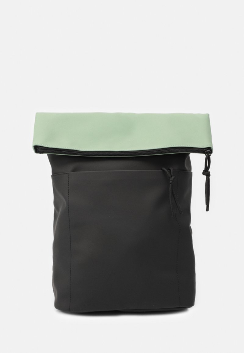 Svart vattentät ryggsäck med en rullad mintgrön topp, framzipperstängning och justerbar dragsnodd. Slät yta med stilren design.