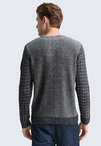 Grauer Strickpullover mit strukturierten Mustern an den Ärmeln und einem gerippten Kragen. Die Rückseite ist ein einheitliches Grau mit gleichmäßiger Oberfläche.