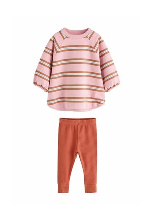 Pinkes langärmliges gestreiftes Oberteil mit elastischen Bündchen kombiniert mit gerippten Leggings in Rostfarbe für Kleinkinder oder kleine Kinder.