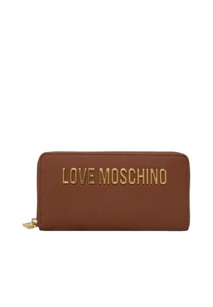 Portafoglio in pelle marrone con cerniera dorata e scritta dorata "LOVE MOSCHINO" sul davanti su sfondo bianco.