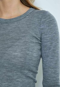 Graues Langarmshirt aus weichem, strukturiertem Stoff mit Rundkragen. Es hat einen schlanken Schnitt und dezente horizontale Linien.
