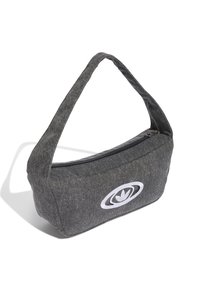 Γκρίζα υφασμάτινη τσάντα �με στρογγυλό σχήμα, κοντό χεράκι, κλείσιμο με φερμουάρ και λευκή λεπτομέρεια λογότυπου στο μπροστινό μέρος. Υφή επιφάνειας.