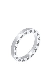 Bague en argent avec un bandeau lisse et des cœurs découpés autour de la circonférence, finition polie, design léger.