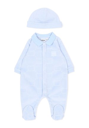Pelele para bebé azul claro con cuello y pies, combinado con un gorro suave a juego para bebé.